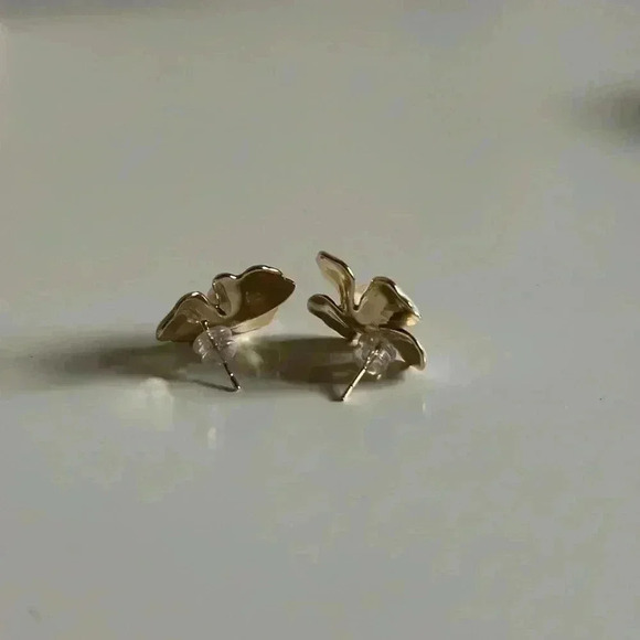 Four-Petal Gradient Flower With Pearls Earrings - Picture 5 of 9